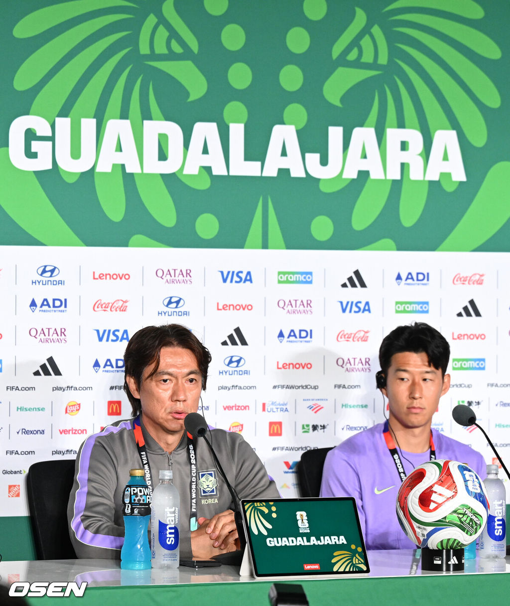 11일(한국시각) 멕시코 멕시코 과달라하라의 에스타디오 과달라하라에서 대한민국 축구국가대표팀 공식 기자회견이 진행됐다.대한민국 월드컵대표팀은 오는 12일 오전 11시(한국시각) 체코와 2026년 북중미 월드컵 조별리그 A조 1차전을 펼친다.홍명보 감독, 손흥민이 취재진의 질문에 답을 하고 있다. 2026.06.11 /sunday@osen.co.kr