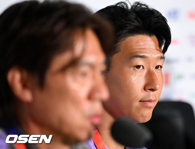 [OSEN=과달라하라(멕시코), 이대선 기자] 11일(한국시각) 멕시코 멕시코 과달라하라의 에스타디오 과달라하라에서 대한민국 축구국가대표팀 공식 기자회견이 진행됐다.대한민국 월드컵대표팀은 오는 12일 오전 11시(한국시각) 체코와 2026년 북중미 월드컵 조별리그 A조 1차전을 펼친다.홍명보 감독, 손흥민이 취재진의 질문에 답을 하고 있다. 2026.06.11 /sunday@osen.co.kr