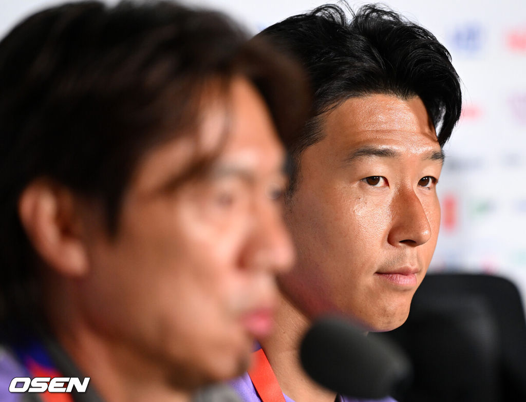 11일(한국시각) 멕시코 멕시코 과달라하라의 에스타디오 과달라하라에서 대한민국 축구국가대표팀 공식 기자회견이 진행됐다.대한민국 월드컵대표팀은 오는 12일 오전 11시(한국시각) 체코와 2026년 북중미 월드컵 조별리그 A조 1차전을 펼친다.홍명보 감독, 손흥민이 취재진의 질문에 답을 하고 있다. 2026.06.11 /sunday@osen.co.kr