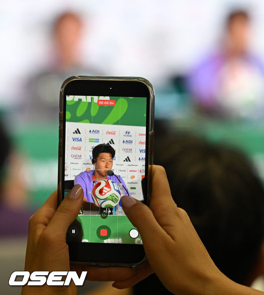 [OSEN=과달라하라(멕시코), 이대선 기자] 11일(한국시각) 멕시코 멕시코 과달라하라의 에스타디오 과달라하라에서 대한민국 축구국가대표팀 공식 기자회견이 진행됐다.대한민국 월드컵대표팀은 오는 12일 오전 11시(한국시각) 체코와 2026년 북중미 월드컵 조별리그 A조 1차전을 펼친다.취재진이 답변을 하는 손흥민을 촬영하고 있다. 2026.06.11 /sunday@osen.co.kr