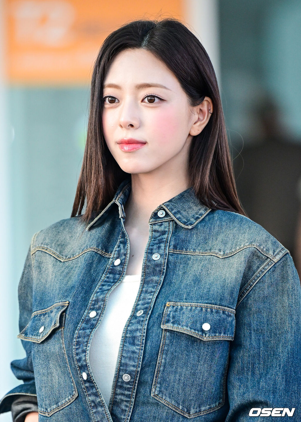 그룹 있지(ITZY) 유나가 11일 오전 해외 일정 참석을 위해 인천공항을 통해 출국했다.있지 유나는 홍콩에서 열리는 브랜드 행사에 참석할 예정이다.있지 유나가 출국하며 팬들과 취재진을 향해 인사를 전하고 있다. 2026.06.11 / dreamer@osen.co.kr