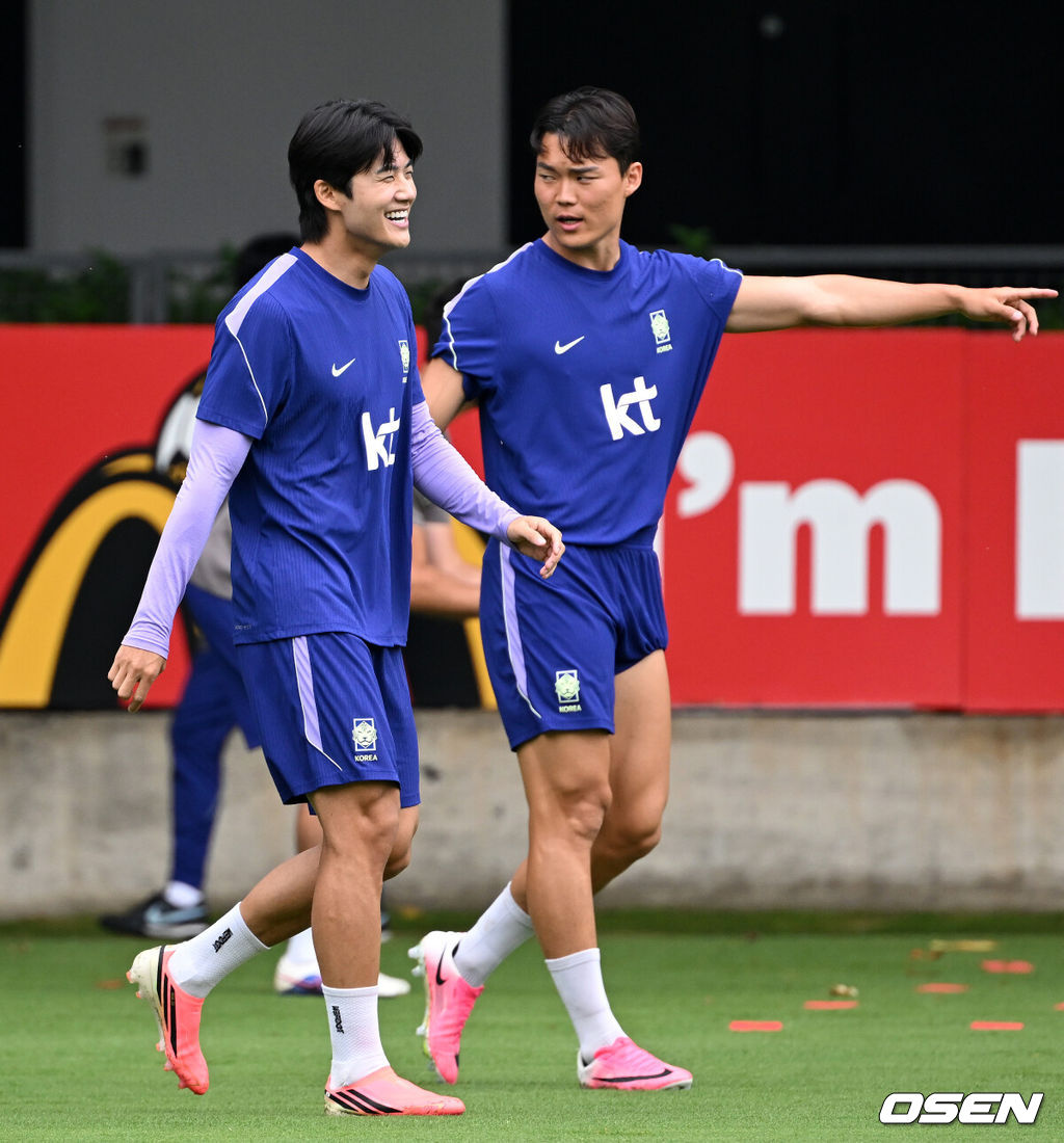 2026 북중미 월드컵에 참가하는 한국 축구국가대표팀이 9일(한국시각) 멕시코 과달라하라 인근 사포판의 치바스 베르데 바예에서 훈련을 진행했다.한국은 과달라하라에서 체코와 멕시코를 차례로 상대한 뒤 조별리그 마지막 경기를 치른다.설영우, 오현규가 훈련을 하고 있다. 2026.06.09 /sunday@osen.co.kr