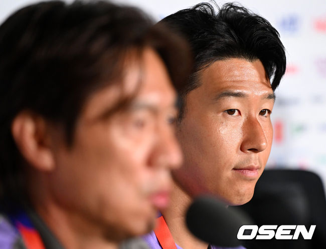 [OSEN=과달라하라(멕시코), 이대선 기자] 11일(한국시각) 멕시코 멕시코 과달라하라의 에스타디오 과달라하라에서 대한민국 축구국가대표팀 공식 기자회견이 진행됐다.대한민국 월드컵대표팀은 오는 12일 오전 11시(한국시각) 체코와 2026년 북중미 월드컵 조별리그 A조 1차전을 펼친다.홍명보 감독, 손흥민이 취재진의 질문에 답을 하고 있다. 2026.06.11 /sunday@osen.co.kr