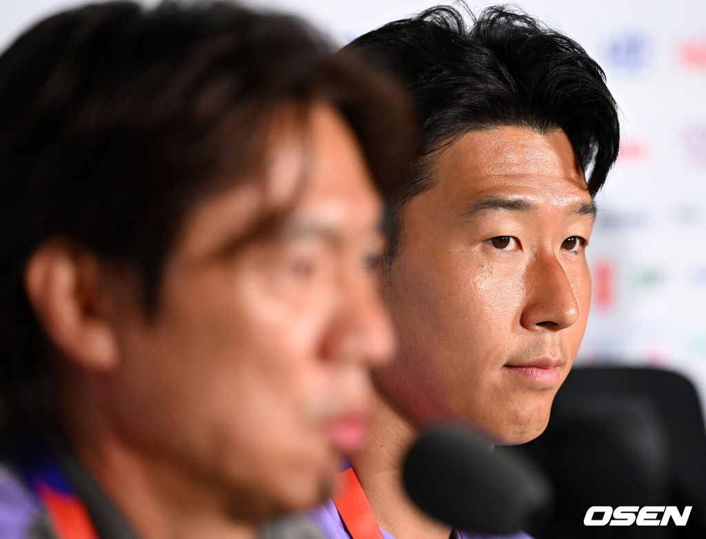 11일(한국시각) 멕시코 멕시코 과달라하라의 에스타디오 과달라하라에서 대한민국 축구국가대표팀 공식 기자회견이 진행됐다.대한민국 월드컵대표팀은 오는 12일 오전 11시(한국시각) 체코와 2026년 북중미 월드컵 조별리그 A조 1차전을 펼친다.홍명보 감독, 손흥민이 취재진의 질문에 답을 하고 있다. 2026.06.11 /sunday@osen.co.kr