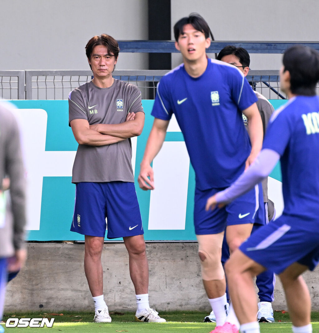 2026 북중미 월드컵에 참가하는 대한민국 축구국가대표팀이 11일(한국시각) 멕시코 과달라하라 인근 사포판의 치바스 베르데 바예에서 훈련을 진행했다.대한민국 월드컵대표팀은 오는 12일 오전 11시(한국시각) 체코와 2026년 북중미 월드컵 조별리그 A조 1차전을 펼친다.홍명보 감독이 훈련 중인 선수들을 바라복 있다. 2026.06.11 /sunday@osen.co.kr