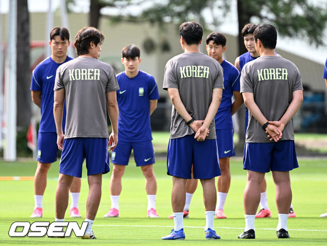 [OSEN=사포판(멕시코), 이대선 기자] 2026 북중미 월드컵에 참가하는 대한민국 축구국가대표팀이 11일(한국시각) 멕시코 과달라하라 인근 사포판의 치바스 베르데 바예에서 훈련을 진행했다.대한민국 월드컵대표팀은 오는 12일 오전 11시(한국시각) 체코와 2026년 북중미 월드컵 조별리그 A조 1차전을 펼친다.훈련에 앞서 홍명보 감독이 선수단과 이야기를 하고 있다. 2026.06.11 /sunday@osen.co.kr