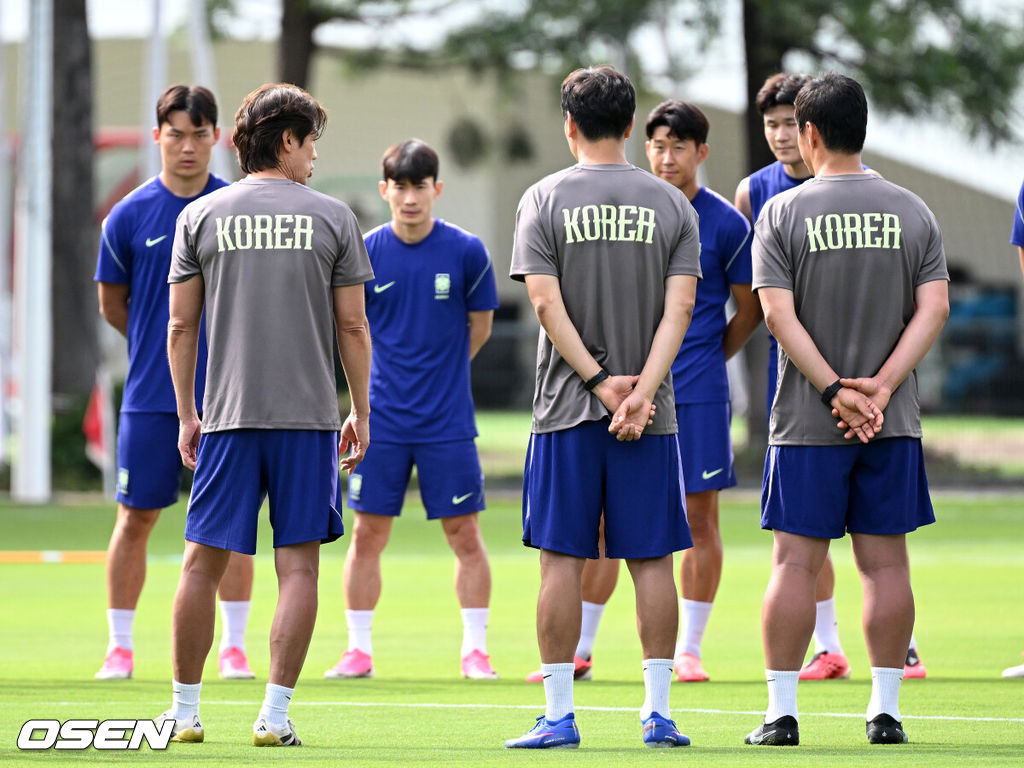 2026 북중미 월드컵에 참가하는 대한민국 축구국가대표팀이 11일(한국시각) 멕시코 과달라하라 인근 사포판의 치바스 베르데 바예에서 훈련을 진행했다.대한민국 월드컵대표팀은 오는 12일 오전 11시(한국시각) 체코와 2026년 북중미 월드컵 조별리그 A조 1차전을 펼친다.훈련에 앞서 홍명보 감독이 선수단과 이야기를 하고 있다. 2026.06.11 /sunday@osen.co.kr
