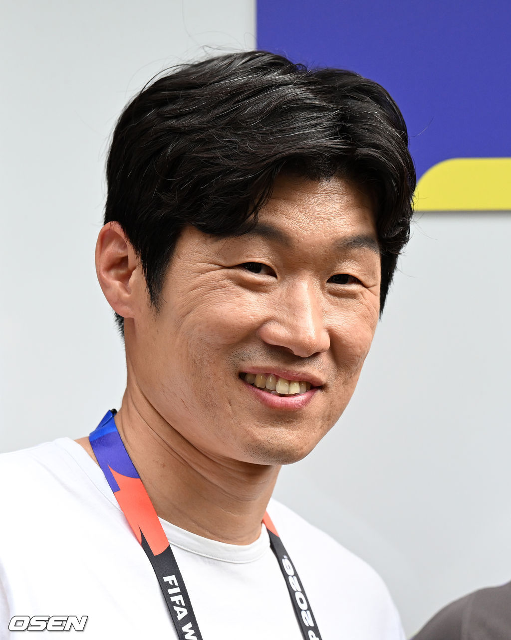 2026 북중미 월드컵에 참가하는 대한민국 축구국가대표팀이 11일(한국시각) 멕시코 과달라하라 인근 사포판의 치바스 베르데 바예에서 훈련을 진행했다.대한민국 월드컵대표팀은 오는 12일 오전 11시(한국시각) 체코와 2026년 북중미 월드컵 조별리그 A조 1차전을 펼친다.박지성 해설위원이 취재진을 보며 미소짓고 있다. 2026.06.11 /sunday@osen.co.kr