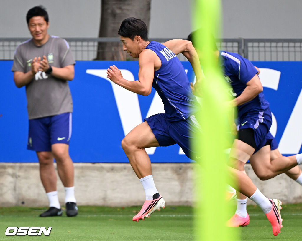 2026 북중미 월드컵에 참가하는 한국 축구국가대표팀이 9일(한국시각) 멕시코 과달라하라 인근 사포판의 치바스 베르데 바예에서 훈련을 진행했다.한국은 과달라하라에서 체코와 멕시코를 차례로 상대한 뒤 조별리그 마지막 경기를 치른다.손흥민이 훈련을 하고 있다. 2026.06.09 /sunday@osen.co.kr