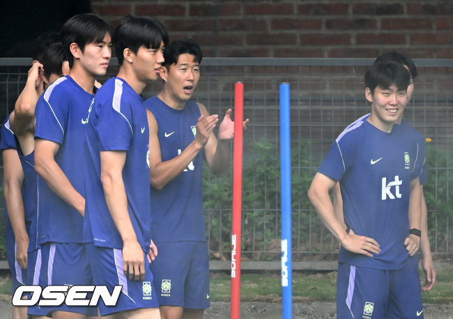 [OSEN=사포판(멕시코), 이대선 기자] 2026 북중미 월드컵에 참가하는 한국 축구국가대표팀이 9일(한국시각) 멕시코 과달라하라 인근 사포판의 치바스 베르데 바예에서 훈련을 진행했다.한국은 과달라하라에서 체코와 멕시코를 차례로 상대한 뒤 조별리그 마지막 경기를 치른다.손흥민이 선수들에게 박수를 보내고 있다. 2026.06.09 /sunday@osen.co.kr