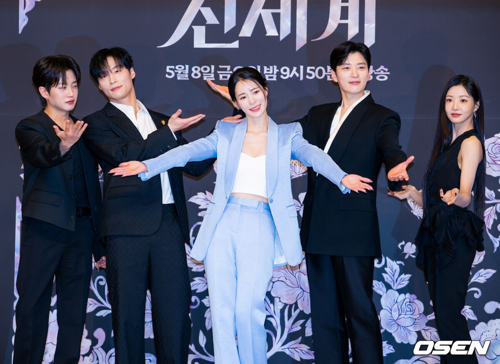 7일 오후 서울 양천구 목동 SBS 방송센터 SBS홀에서 SBS 새 금토드라마 '멋진 신세계' 제작발표회가 열렸다.'멋진 신세계'는 희대의 조선 악녀 영혼이 씌어 '악질' 해진 무명배우 신서리(임지연 분)와 자본주의가 낳은 괴물이라 불리는 악질 재벌 차세계(허남준 분)의 일촉즉발 전쟁 같은 로맨스 코미디 드라마다.배우 김민석, 허남준, 임지연, 장승조, 이세희가 포즈를 취하고 있다. 2026.05.07 / rumi@osen.co.kr