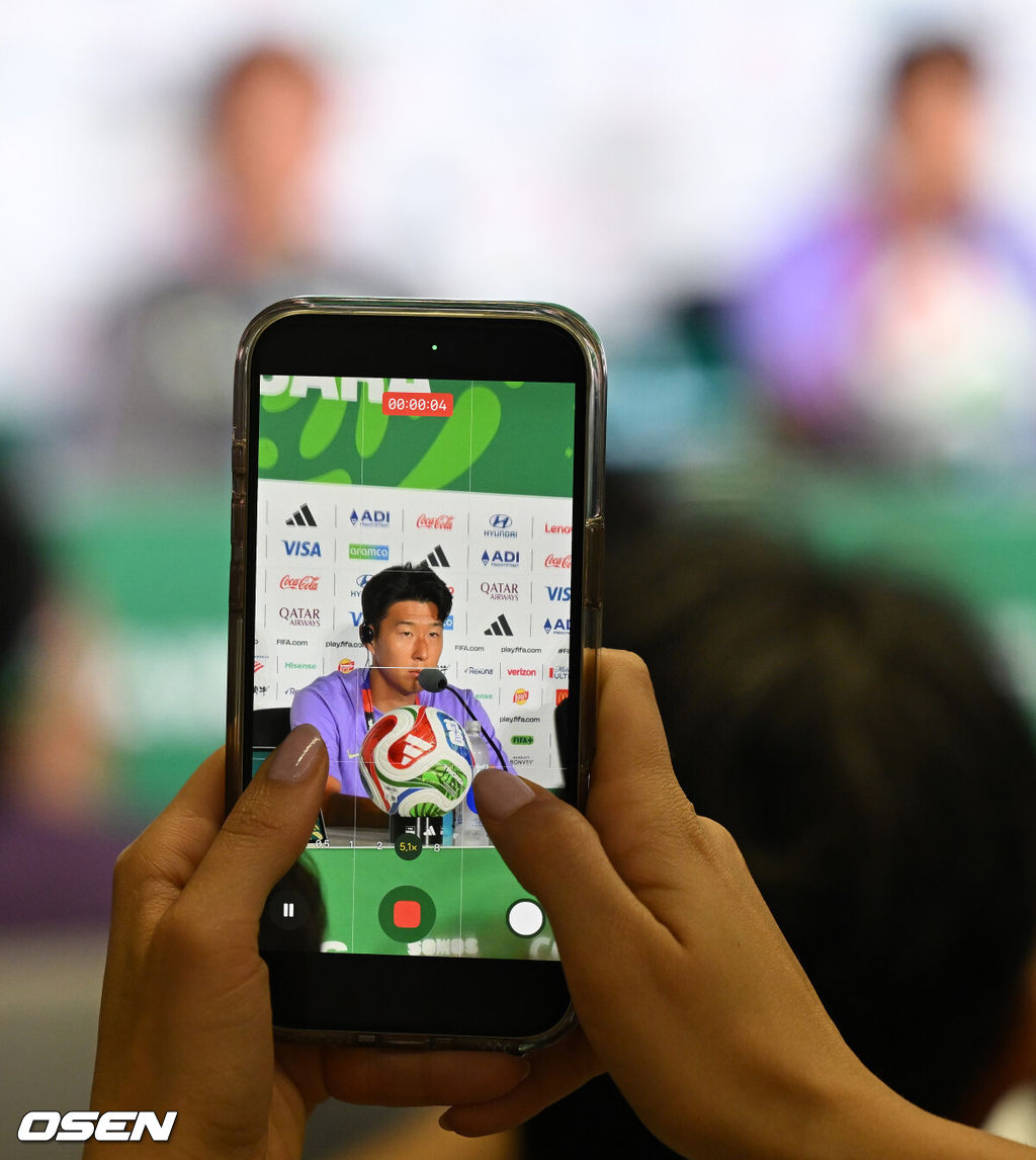 11일(한국시각) 멕시코 멕시코 과달라하라의 에스타디오 과달라하라에서 대한민국 축구국가대표팀 공식 기자회견이 진행됐다.대한민국 월드컵대표팀은 오는 12일 오전 11시(한국시각) 체코와 2026년 북중미 월드컵 조별리그 A조 1차전을 펼친다.취재진이 답변을 하는 손흥민을 촬영하고 있다. 2026.06.11 /sunday@osen.co.kr