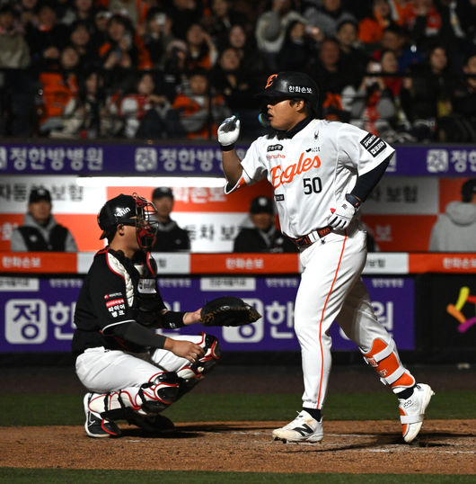 [OSEN=대전, 이대선 기자] 2일 대전 한화생명볼파크에서 2026 신한 SOL KBO리그 한화 이글스와 KT 위즈의 경기가 열렸다.이날 한화는 문동주, KT는 오원석을 선발로 내세웠다.7회말 무사에서 한화 강백호가 우월 솔로 홈런을 치고 환호하고 있다. 2026.04.02 /sunday@osen.co.kr