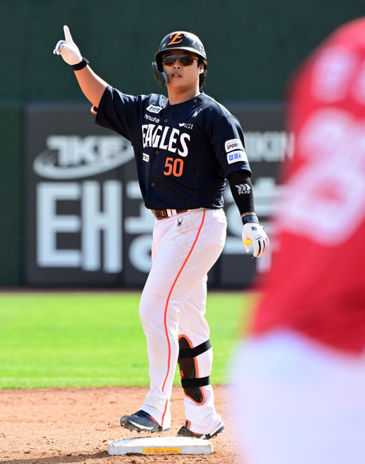 [OSEN=부산, 지형준 기자] 19일 부산 사직야구장에서 2026 신한 SOL KBO리그 롯데 자이언츠와 한화 이글스의 경기가 열렸다.롯데는 박세웅, 한화는 에르난데스가 선발로 나섰다.5회초 무사 1,3루에서 한화 강백호가 1타점 좌중간 2루타를 날리며 기뻐하고 있다. 2026.04.19&nbsp;/ jpnews@osen.co.kr