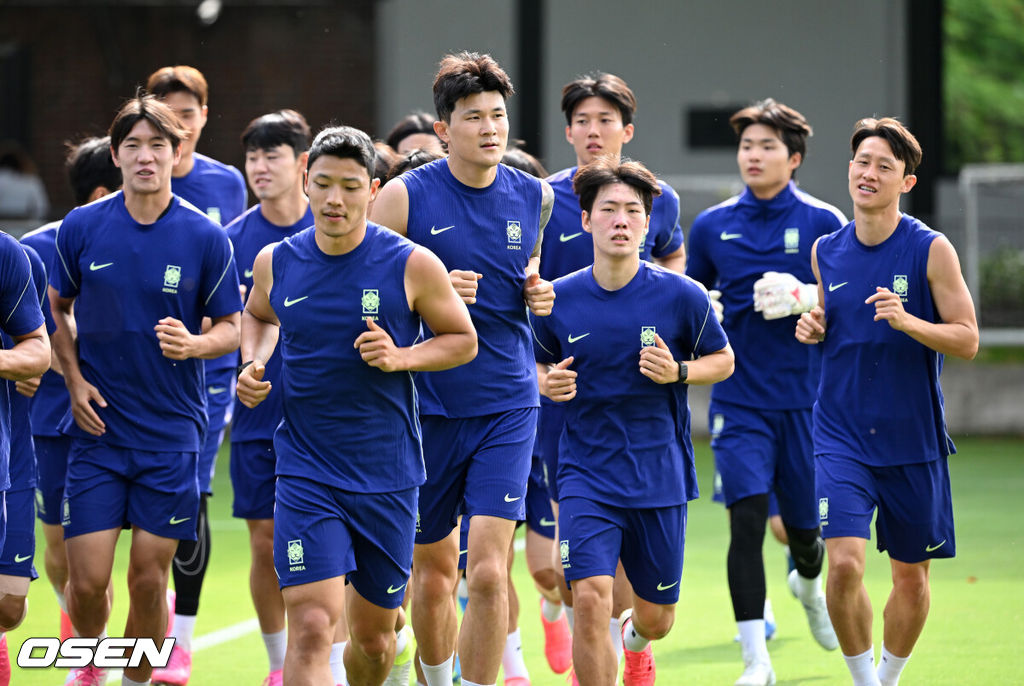 2026 북중미 월드컵에 참가하는 대한민국 축구국가대표팀이 11일(한국시각) 멕시코 과달라하라 인근 사포판의 치바스 베르데 바예에서 훈련을 진행했다.대한민국 월드컵대표팀은 오는 12일 오전 11시(한국시각) 체코와 2026년 북중미 월드컵 조별리그 A조 1차전을 펼친다.선수들이 훈련을 하고 있다. 2026.06.11 /sunday@osen.co.kr