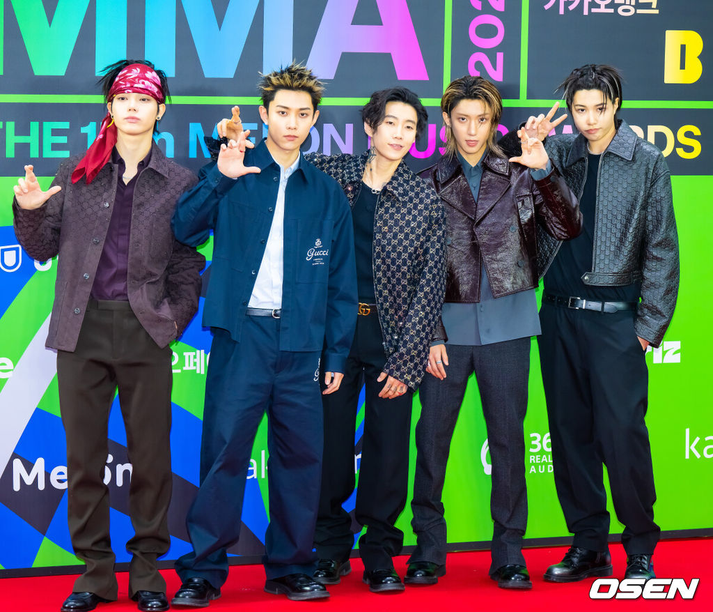 2025 멜론뮤직어워드(MMA2025)가 20일 오후 서울 고척스카이돔에서 진행됐다. 이날 행사에는 지드래곤(G-DRAGON), 박재범, 10CM, 지코, 엑소(EXO), 우즈(WOODZ), 제니(JENNIE), 에스파(aespa), 아이브(IVE), 한로로, 보이넥스트도어(BOYNEXTDOOR), 라이즈(RIIZE), 플레이 브(PLAVE), 엔시티 위시(NCT WISH), 아일릿(ILLIT), 하츠투하츠(Hearts2Hearts), 키키(Kiki), 올데 이 프로젝트(ALLDAY PROJECT), 아이딧(IDID), 알파드라이브원(ALPHA DRIVE ONE) 등 초호화 아티스트 라인업으로 꾸려졌다. 그룹 롱샷과 박재범이 포즈를 취하고 있다. 2025.12.20 / soul1014@osen.co.kr
