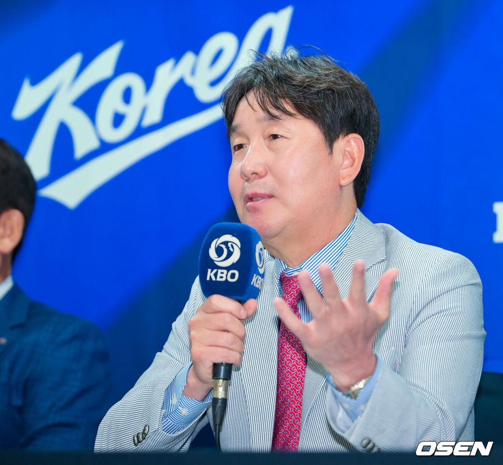   11일 오후 2026 아이치/나고야 아시안게임 야구대표팀 최종 명단 발표 기자회견이 서울시 중구 한국프레스센터 서울클럽홀에서 열렸다.이 자리에는 류지현 대표팀 감독, KBO 조계현 전력강화위원장, 차명주 KBSA 경기력 향상 위원장이 참석했다.류지현 대표팀 감독이 질문에 답하고 있다. 2026.06.11 / rumi@osen.co.kr