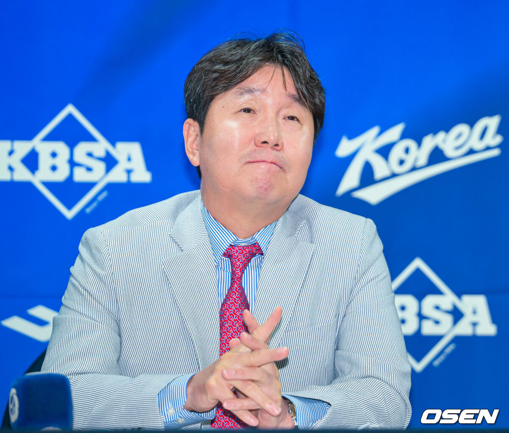   11일 오후 2026 아이치/나고야 아시안게임 야구대표팀 최종 명단 발표 기자회견이 서울시 중구 한국프레스센터 서울클럽홀에서 열렸다.이 자리에는 류지현 대표팀 감독, KBO 조계현 전력강화위원장, 차명주 KBSA 경기력 향상 위원장이 참석했다.류지현 대표팀 감독이 생각에 잠겨있다. 2026.06.11 / rumi@osen.co.kr