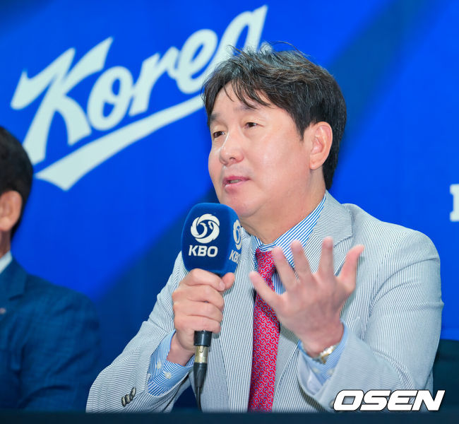 [OSEN=민경훈 기자]&nbsp; 11일 오후 2026 아이치/나고야 아시안게임 야구대표팀 최종 명단 발표 기자회견이 서울시 중구 한국프레스센터 서울클럽홀에서 열렸다.이 자리에는 류지현 대표팀 감독, KBO 조계현 전력강화위원장, 차명주 KBSA 경기력 향상 위원장이 참석했다.류지현 대표팀 감독이 질문에 답하고 있다. 2026.06.11 / rumi@osen.co.kr