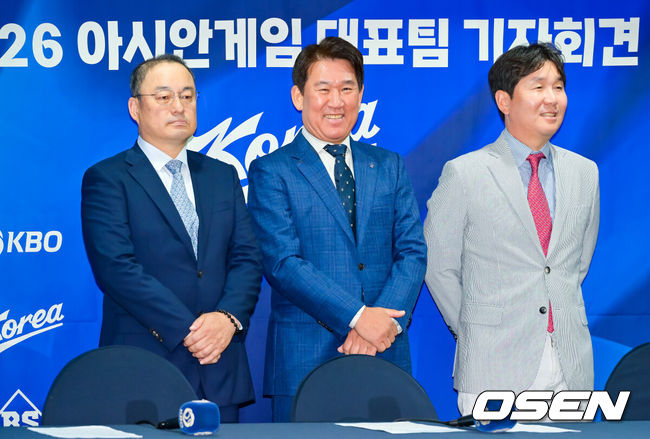 [OSEN=민경훈 기자]&nbsp; 11일 오후 2026 아이치/나고야 아시안게임 야구대표팀 최종 명단 발표 기자회견이 서울시 중구 한국프레스센터 서울클럽홀에서 열렸다.이 자리에는 류지현 대표팀 감독, KBO 조계현 전력강화위원장, 차명주 KBSA 경기력 향상 위원장이 참석했다.차명주 KBSA 경기력 향상 위원장, KBO 조계현 전력강화위원장, 류지현 대표팀 감독이 포토타임을 갖고 있다. 2026.06.11 / rumi@osen.co.kr