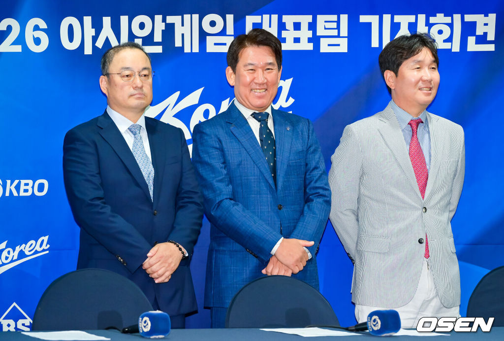   11일 오후 2026 아이치/나고야 아시안게임 야구대표팀 최종 명단 발표 기자회견이 서울시 중구 한국프레스센터 서울클럽홀에서 열렸다.이 자리에는 류지현 대표팀 감독, KBO 조계현 전력강화위원장, 차명주 KBSA 경기력 향상 위원장이 참석했다.차명주 KBSA 경기력 향상 위원장, KBO 조계현 전력강화위원장, 류지현 대표팀 감독이 포토타임을 갖고 있다. 2026.06.11 / rumi@osen.co.kr