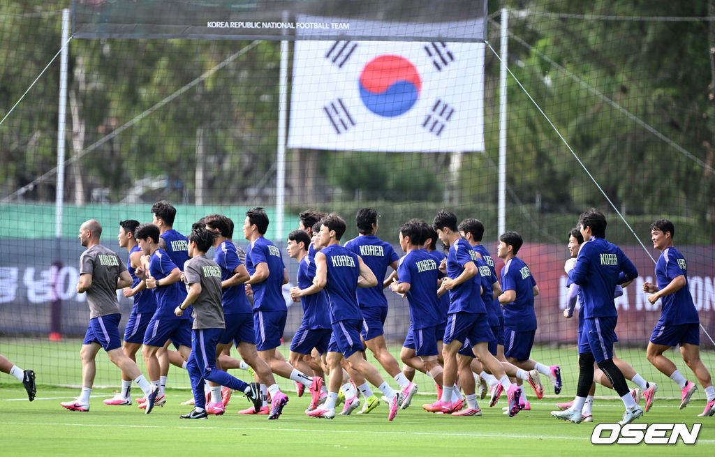 2026 북중미 월드컵에 참가하는 대한민국 축구국가대표팀이 11일(한국시각) 멕시코 과달라하라 인근 사포판의 치바스 베르데 바예에서 훈련을 진행했다.대한민국 월드컵대표팀은 오는 12일 오전 11시(한국시각) 체코와 2026년 북중미 월드컵 조별리그 A조 1차전을 펼친다.선수들이 훈련을 하고 있다. 2026.06.11 /sunday@osen.co.kr