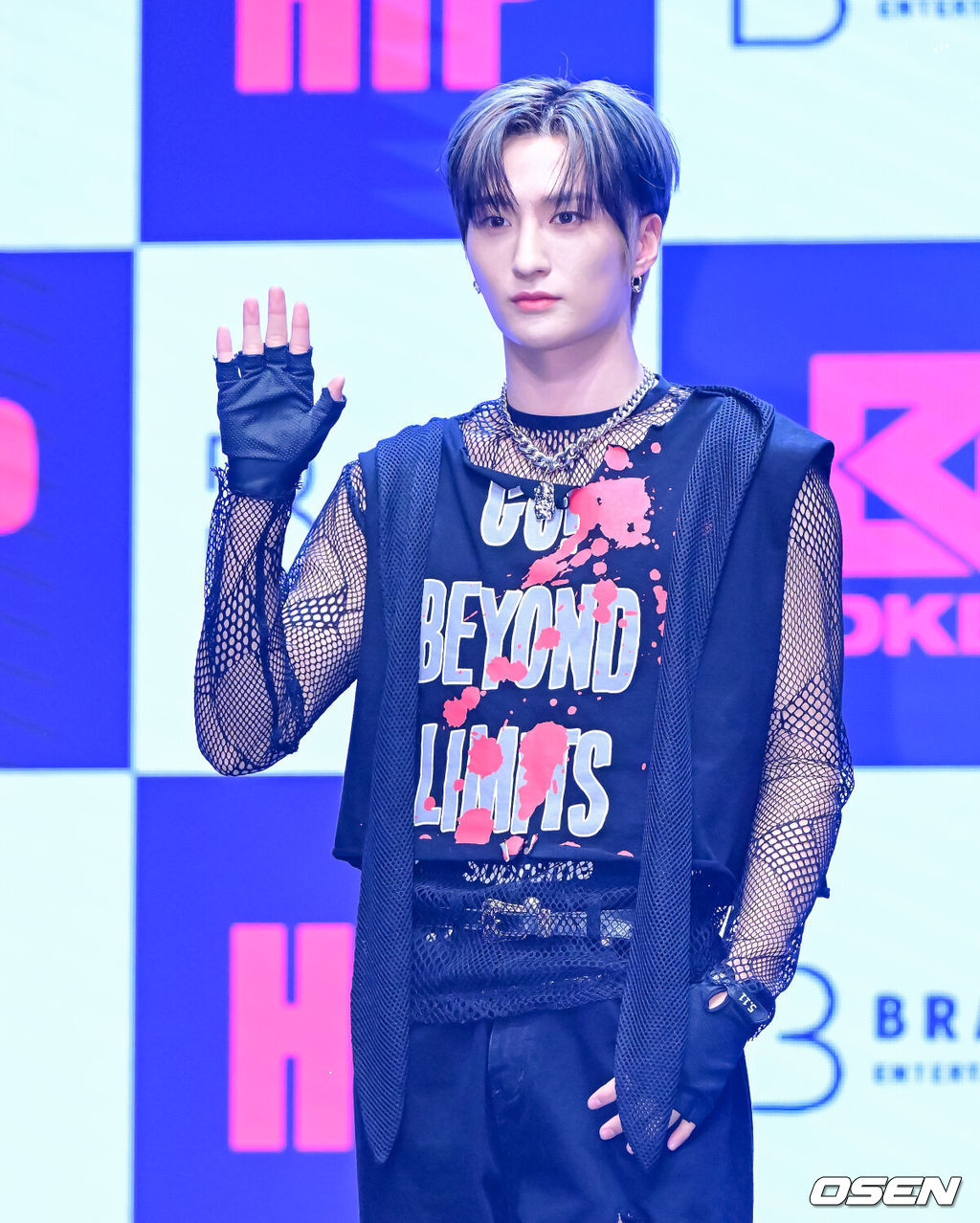 30일 오후 서울 광진구 화양동 건국대학교 새천년관 대공연장에서 가수 다크비 미니 7집 ‘HIP’ 발매 기념 미디어 쇼케이스가 열렸다.타이틀곡 'What The Hell'(왓 더 헬)은 신스 베이스와 글리치 합 기반의 힙합 댄스 곡으로, 심플하면서도 임팩트 있는 후렴구가 중독성을 선사한다. 다크비 이찬이 포토타임을 하고 있다. 2023.11.30 / jpnews.osen.co.kr