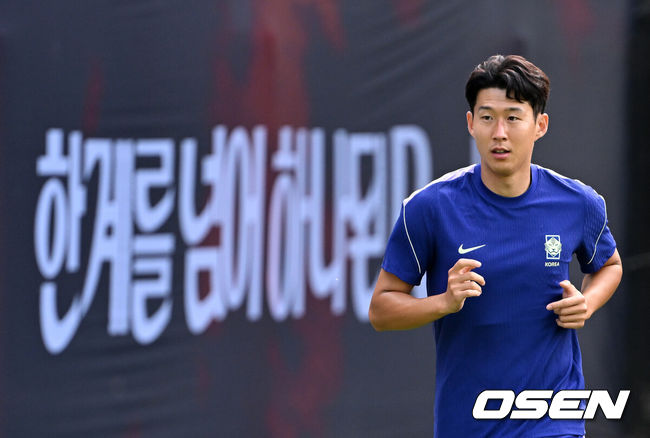 [OSEN=사포판(멕시코), 이대선 기자] 2026 북중미 월드컵에 참가하는 대한민국 축구국가대표팀이 11일(한국시각) 멕시코 과달라하라 인근 사포판의 치바스 베르데 바예에서 훈련을 진행했다.대한민국 월드컵대표팀은 오는 12일 오전 11시(한국시각) 체코와 2026년 북중미 월드컵 조별리그 A조 1차전을 펼친다.손흥민이 훈련을 하고 있다. 2026.06.11 /sunday@osen.co.kr
