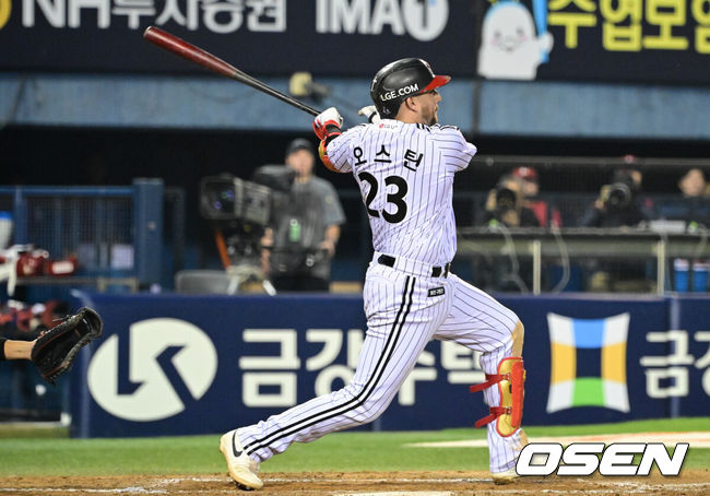 [OSEN=잠실, 조은정 기자]10일 오후 서울 잠실구장에서 ‘2026 신한은행 SOL Bank KBO리그’ LG 트윈스와 SSG 랜더스의 경기가 진행됐다.이날 LG는 웰스를, SSG는 최민준을 선발투수로 내세웠다.5회말 1사 만루에서 LG 오스틴이 역전 그랜드슬램을 날리고 있다. 2026.06.10 /cej@osen.co.kr