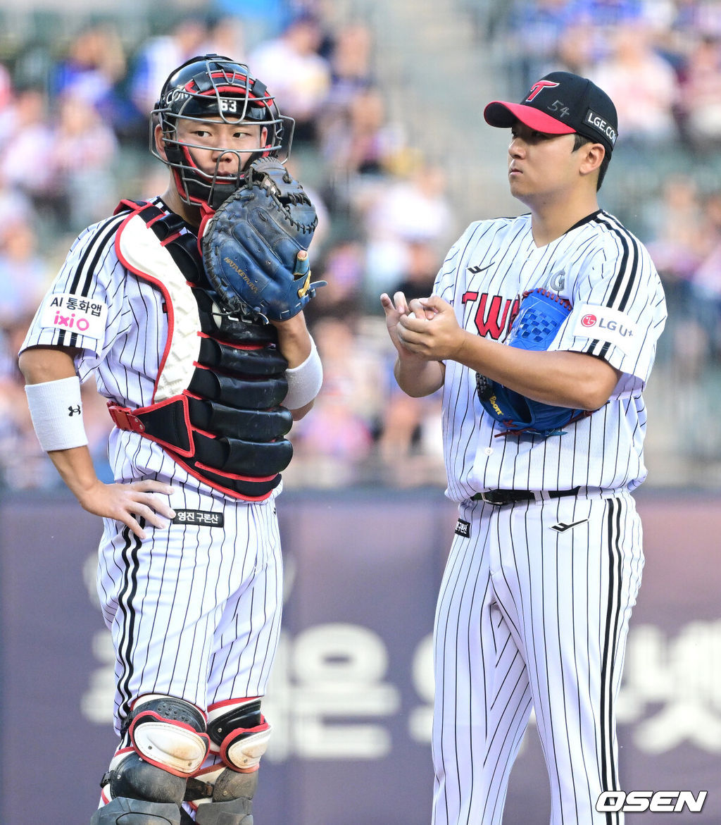 14일 서울 잠실야구장에서 ‘2026 신한 SOL Bank KBO리그’ LG 트윈스와 삼성 라이온즈의 경기가 열렸다.홈팀 LG는 송승기, 방문팀 삼성은 양창섭을 선발로 내세웠다.2회초 무사 삼성 강민호에게 솔로포를 내준 LG 선발 송승기와 포수 이주헌이 마운드에서 대화를 나누고 있다. 2026.05.14 / dreamer@osen.co.kr