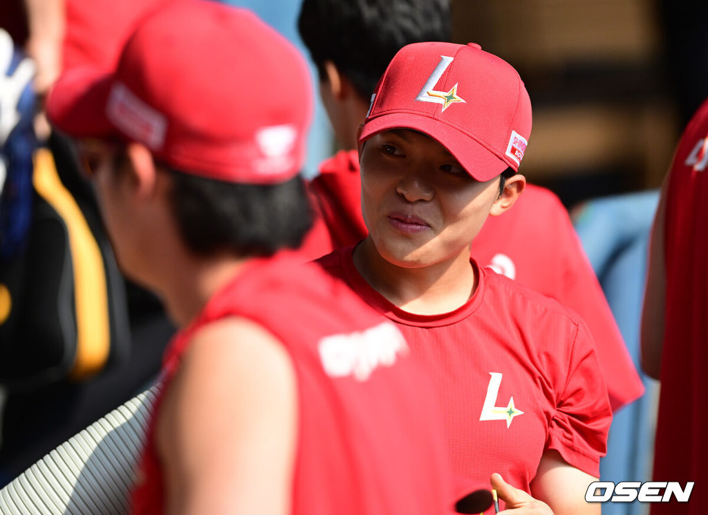 11일 서울 잠실야구장에서 2026 신한 SOL KBO리그 LG 트윈스와 SSG 랜더스의 경기가 열렸다.3연승과 스윕승을 노리는 LG는 김윤식, 2연패에 빠진 SSG는 김건우를 선발로 내세웠다.오는 9월 개최되는 ‘2026 아이치·나고야 아시안게임’ 야구 대표팀에 발탁된 SSG 정준재가 훈련을 준비하며 미소짓고 있다. 2026.06.11 / jpnews@osen.co.kr
