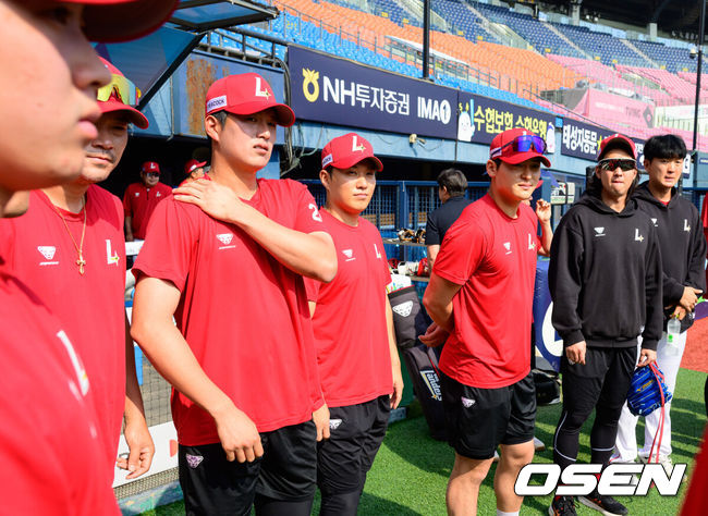 [OSEN=잠실, 지형준 기자] 11일 서울 잠실야구장에서 2026 신한 SOL KBO리그 LG 트윈스와 SSG 랜더스의 경기가 열렸다.3연승과 스윕승을 노리는 LG는 김윤식, 2연패에 빠진 SSG는 김건우를 선발로 내세웠다.오는 9월 개최되는 ‘2026 아이치·나고야 아시안게임’ 야구 대표팀에 발탁된 SSG 조형우, 조병현이 훈련에 앞서 선수단 미팅을 하며 축하를 받고 있다. 2026.06.11&nbsp;/ jpnews@osen.co.kr