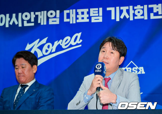 [OSEN=민경훈 기자]&nbsp; 11일 오후 2026 아이치/나고야 아시안게임 야구대표팀 최종 명단 발표 기자회견이 서울시 중구 한국프레스센터 서울클럽홀에서 열렸다.이 자리에는 류지현 대표팀 감독, KBO 조계현 전력강화위원장, 차명주 KBSA 경기력 향상 위원장이 참석했다.차명주 KBSA 경기력 향상 위원장, KBO 조계현 전력강화위원장, 류지현 대표팀 감독이 포토타임을 갖고 있다. 2026.06.11 / rumi@osen.co.kr
