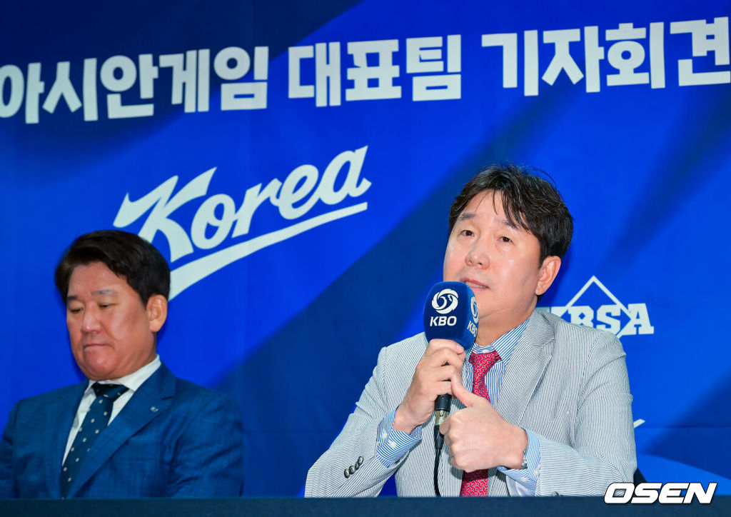   11일 오후 2026 아이치/나고야 아시안게임 야구대표팀 최종 명단 발표 기자회견이 서울시 중구 한국프레스센터 서울클럽홀에서 열렸다.이 자리에는 류지현 대표팀 감독, KBO 조계현 전력강화위원장, 차명주 KBSA 경기력 향상 위원장이 참석했다.차명주 KBSA 경기력 향상 위원장, KBO 조계현 전력강화위원장, 류지현 대표팀 감독이 포토타임을 갖고 있다. 2026.06.11 / rumi@osen.co.kr