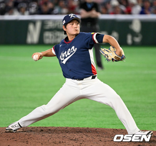 [OSEN=도쿄(일본), 손용호 기자] 9일 일본 도쿄돔에서 월드베이스볼클래식(WBC) 조별리그 C조 한국과 호주의 경기가&nbsp;열렸다.C조는 일본이 3승으로 조 1위를 확정, 8강에 진출했다. 호주가 2승 1패, 대만이 2승 2패, 한국이 1승 2패, 체코는 3패다.한국 WBC 대표팀이 8강에 진출하려면 호주에 2점 이하로 실점하면서 5점 차 이상으로 승리해야만 한다.8회말 무사에서 한국 김택연이 역투하고 있다. 2026.03.09&nbsp;/spjj@osen.co.kr