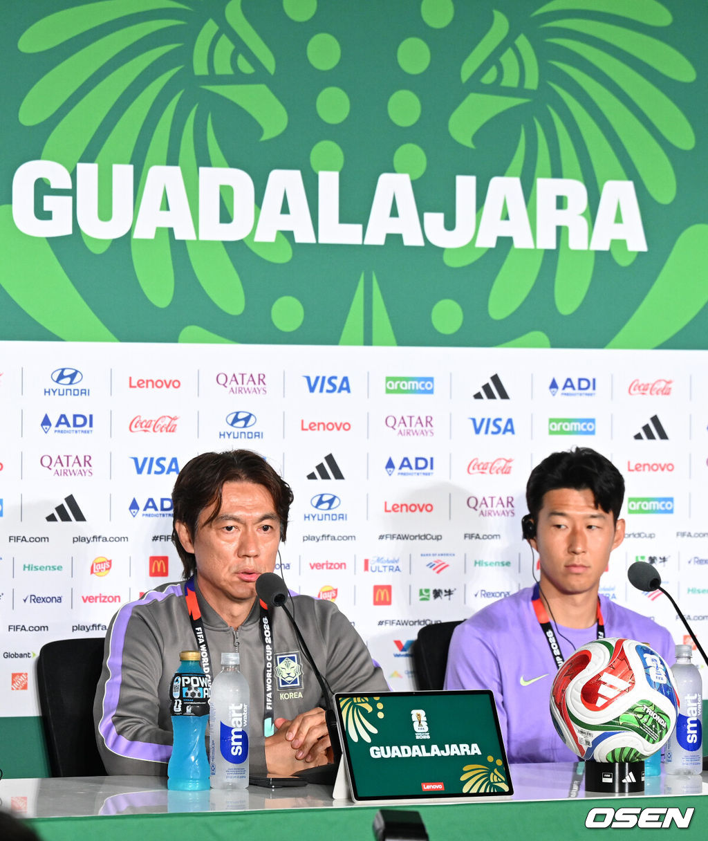 11일(한국시각) 멕시코 멕시코 과달라하라의 에스타디오 과달라하라에서 대한민국 축구국가대표팀 공식 기자회견이 진행됐다.대한민국 월드컵대표팀은 오는 12일 오전 11시(한국시각) 체코와 2026년 북중미 월드컵 조별리그 A조 1차전을 펼친다.홍명보 감독, 손흥민이 취재진의 질문에 답을 하고 있다. 2026.06.11 /sunday@osen.co.kr