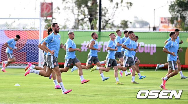 [OSEN=사포판(멕시코), 이대선 기자] 2026 북중미 월드컵에 참가하는 체코 축구국가대표팀이 11일(한국시각) 멕시코 과달라하라 인근 스포츠 아레나에서 훈련을 진행했다.대한민국 월드컵대표팀은 오는 12일 오전 11시(한국시각) 체코와 2026년 북중미 월드컵 조별리그 A조 1차전을 펼친다.체코 선수단이 훈련을 하고 있다. 2026.06.11 /sunday@osen.co.kr