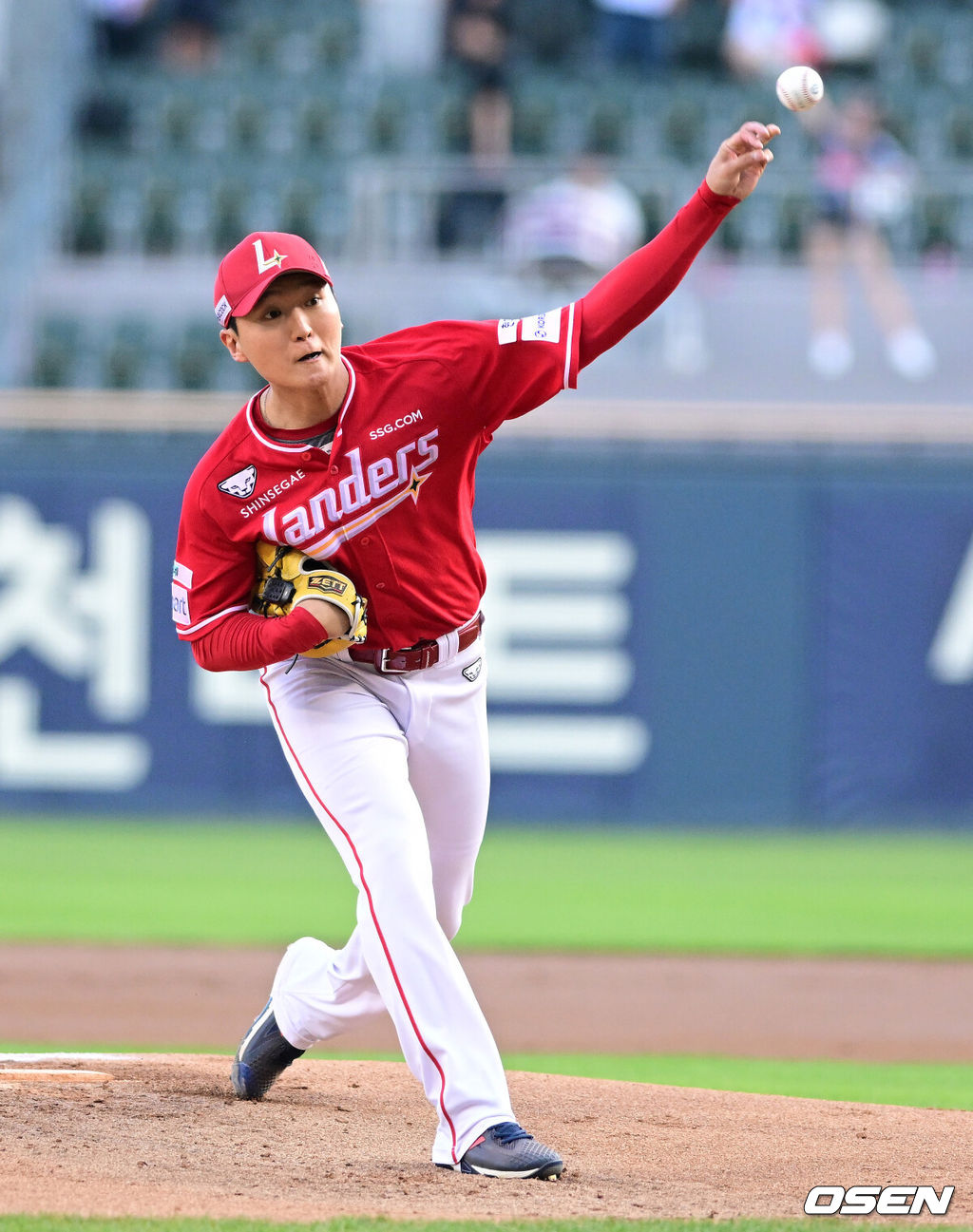 11일 서울 잠실야구장에서 2026 신한 SOL KBO리그 LG 트윈스와 SSG 랜더스의 경기가 열렸다.3연승과 스윕승을 노리는 LG는 김윤식, 2연패에 빠진 SSG는 김건우를 선발로 내세웠다.1회말 SSG 김건우가 역투하고 있다. 2026.06.11 / jpnews@osen.co.kr