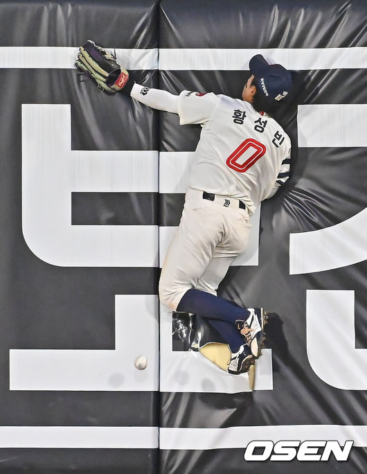 [OSEN=부산, 이석우 기자] 11일 부산 사직야구장에서 2026 신한 SOL KBO 리그 롯데 자이언츠와 두산 베어스의 경기가 열렸다. 홈팀 롯데는 박세웅이, 방문팀 두산은 타카다가 선발 출전했다.롯데 자이언츠 황성빈이 4회초 1사 두산 베어스 이유찬의 타구를 잡지 못하고 그라운드 홈런을 만들어 주고 있다. 2026.06.11 / foto0307@osen.co.kr