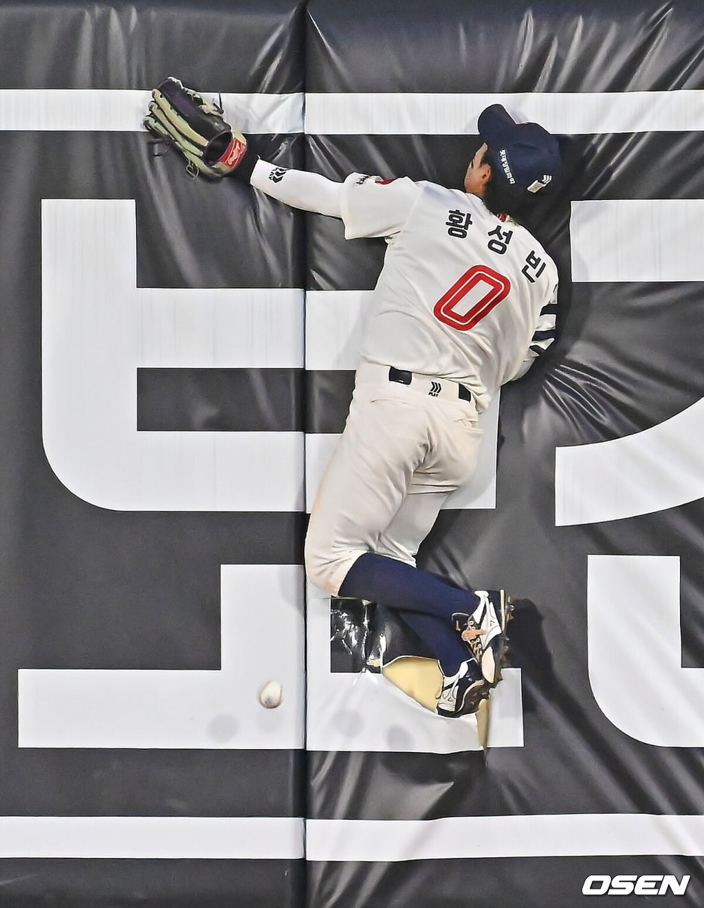 11일 부산 사직야구장에서 2026 신한 SOL KBO 리그 롯데 자이언츠와 두산 베어스의 경기가 열렸다. 홈팀 롯데는 박세웅이, 방문팀 두산은 타카다가 선발 출전했다.롯데 자이언츠 황성빈이 4회초 1사 두산 베어스 이유찬의 타구를 잡지 못하고 그라운드 홈런을 만들어 주고 있다. 2026.06.11 / foto0307@osen.co.kr