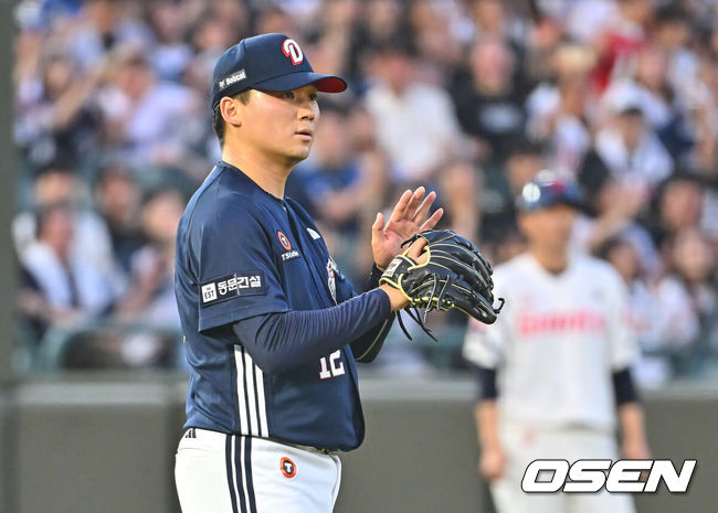 [OSEN=부산, 이석우 기자] 11일 부산 사직야구장에서 2026 신한 SOL KBO 리그 롯데 자이언츠와 두산 베어스의 경기가 열렸다. 홈팀 롯데는 박세웅이, 방문팀 두산은 타카다가 선발 출전했다.두산 베어스 타카다가 2회말 무사 1루 롯데 자이언츠 김세민을 3루수 병살로 잡고 박수를 치고 있다. 2026.06.11 / foto0307@osen.co.kr