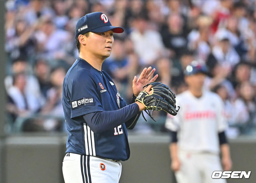 11일 부산 사직야구장에서 2026 신한 SOL KBO 리그 롯데 자이언츠와 두산 베어스의 경기가 열렸다. 홈팀 롯데는 박세웅이, 방문팀 두산은 타카다가 선발 출전했다.두산 베어스 타카다가 2회말 무사 1루 롯데 자이언츠 김세민을 3루수 병살로 잡고 박수를 치고 있다. 2026.06.11 / foto0307@osen.co.kr