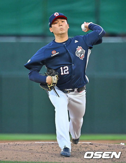 [OSEN=부산, 이석우 기자] 11일 부산 사직야구장에서 2026 신한 SOL KBO 리그 롯데 자이언츠와 두산 베어스의 경기가 열렸다. 홈팀 롯데는 박세웅이, 방문팀 두산은 타카다가 선발 출전했다.두산 베어스 선발 투수 타카다가 역투하고 있다. 2026.06.11 / foto0307@osen.co.kr