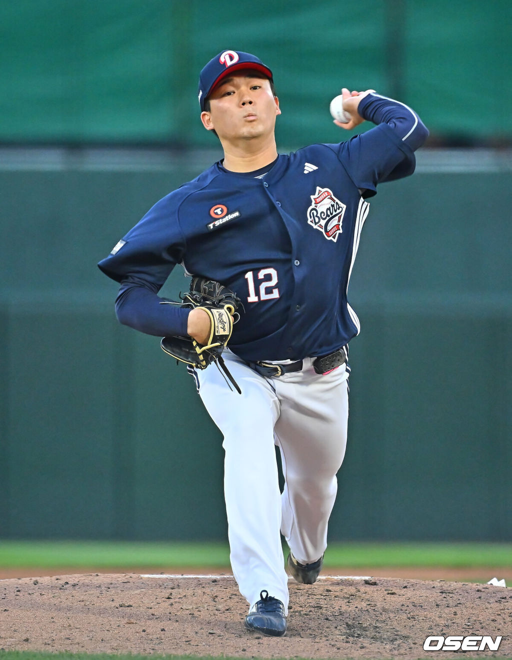 11일 부산 사직야구장에서 2026 신한 SOL KBO 리그 롯데 자이언츠와 두산 베어스의 경기가 열렸다. 홈팀 롯데는 박세웅이, 방문팀 두산은 타카다가 선발 출전했다.두산 베어스 선발 투수 타카다가 역투하고 있다. 2026.06.11 / foto0307@osen.co.kr