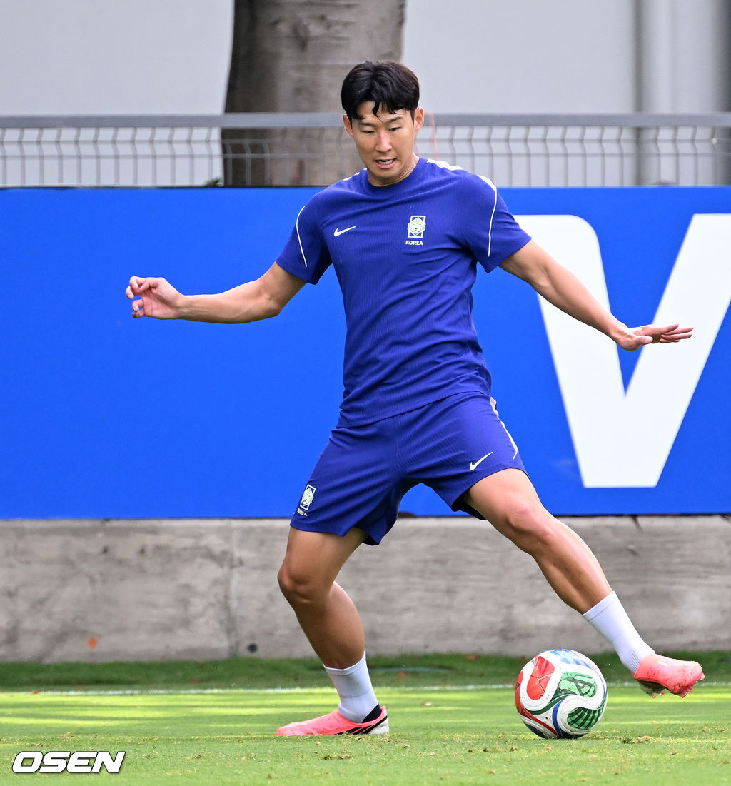 2026 북중미 월드컵에 참가하는 대한민국 축구국가대표팀이 11일(한국시각) 멕시코 과달라하라 인근 사포판의 치바스 베르데 바예에서 훈련을 진행했다.대한민국 월드컵대표팀은 오는 12일 오전 11시(한국시각) 체코와 2026년 북중미 월드컵 조별리그 A조 1차전을 펼친다.손흥민이 훈련을 하고 있다. 2026.06.11 /sunday@osen.co.kr