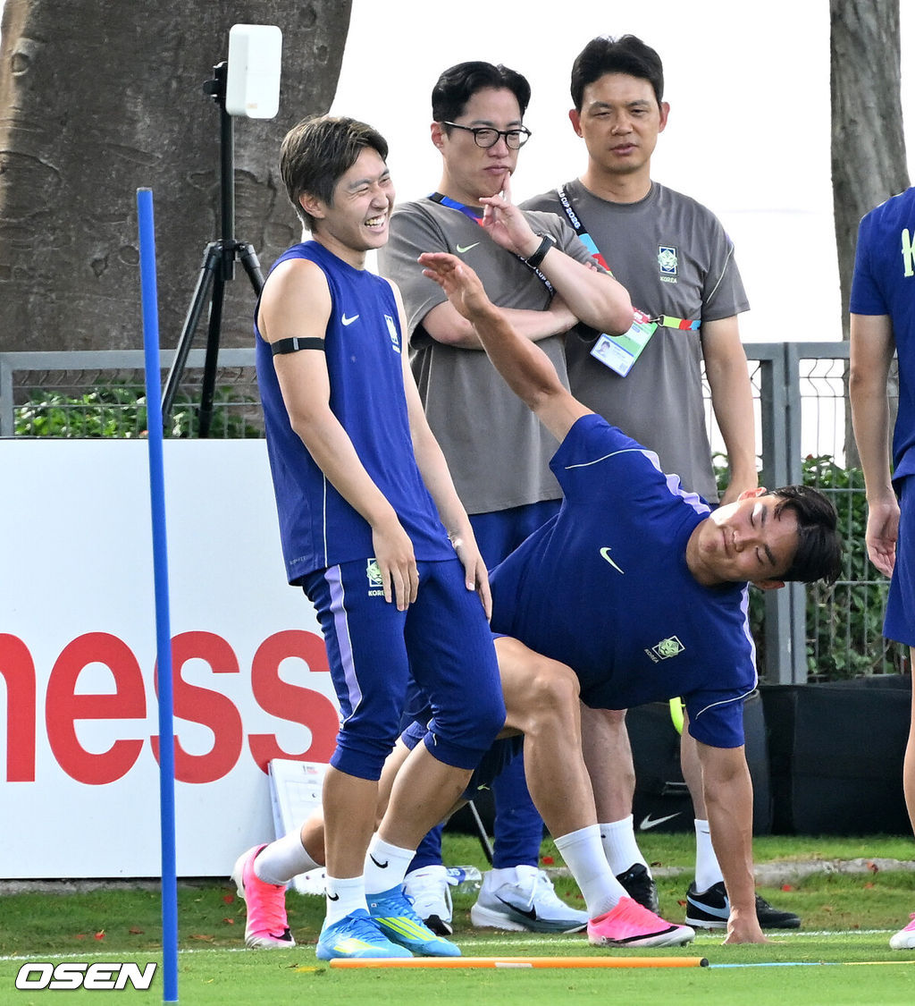 2026 북중미 월드컵에 참가하는 대한민국 축구국가대표팀이 11일(한국시각) 멕시코 과달라하라 인근 사포판의 치바스 베르데 바예에서 훈련을 진행했다.대한민국 월드컵대표팀은 오는 12일 오전 11시(한국시각) 체코와 2026년 북중미 월드컵 조별리그 A조 1차전을 펼친다.이강인이 훈련 중 환하게 웃고 있다. 2026.06.11 /sunday@osen.co.kr