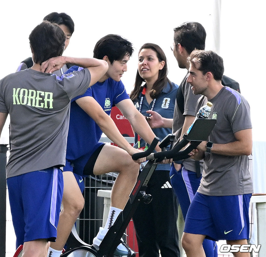 상태를 살피는 코칭스태프 향해 부드러운 미소로 화답