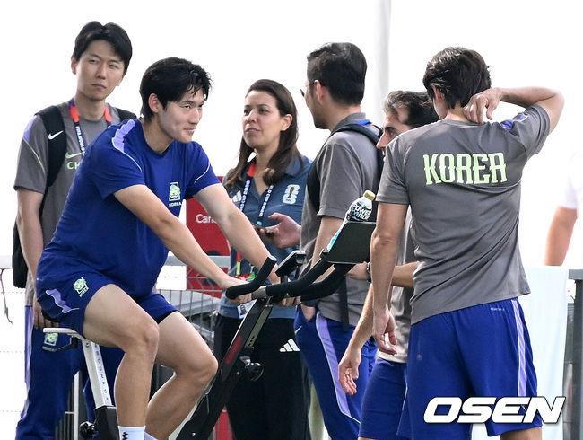 배준호 상태 꼼꼼히 살피는 홍명보 감독