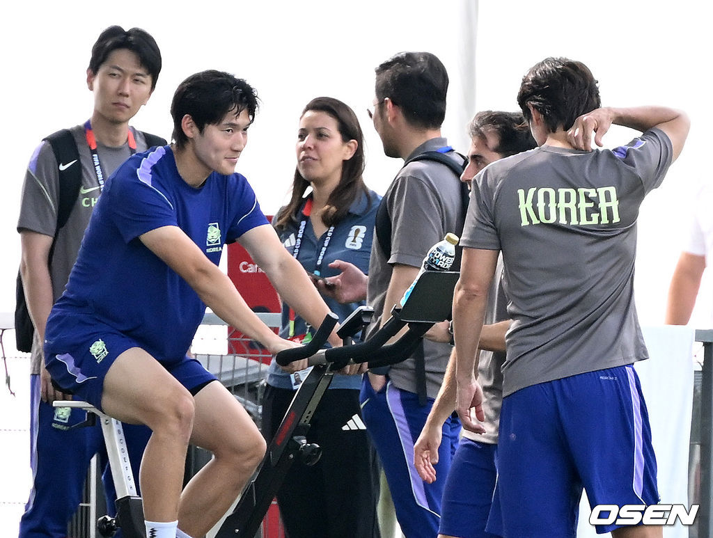 배준호 상태 꼼꼼히 살피는 홍명보 감독