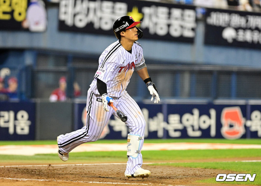 11일 서울 잠실야구장에서 2026 신한 SOL KBO리그 LG 트윈스와 SSG 랜더스의 경기가 열렸다.3연승과 스윕승을 노리는 LG는 김윤식, 2연패에 빠진 SSG는 김건우를 선발로 내세웠다.6회말 1사 만루에서 LG 송찬의가 2타점 적시 2루타를 날리고 있다. 2026.06.11 / jpnews@osen.co.kr